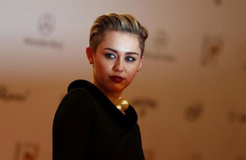 Miley Cyrus trên thảm đỏ của Bambi 2013 media awards tại Berlin hồi giữa tháng 11.2013 - d