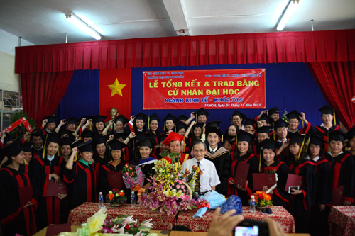 Nhà giáo Ưu tú Lê Công Cơ (áo trắng ở giữa) chụp hình lưu niệm cùng các Tân Cử nhân