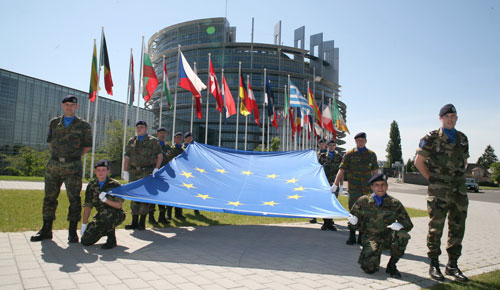 EU hướng tới liên minh quốc phòng