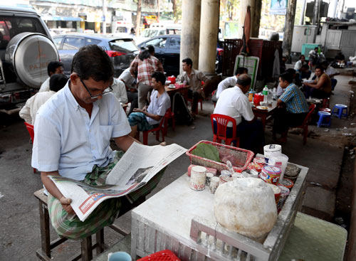 Báo giấy 'sống khỏe' ở Yangon 3