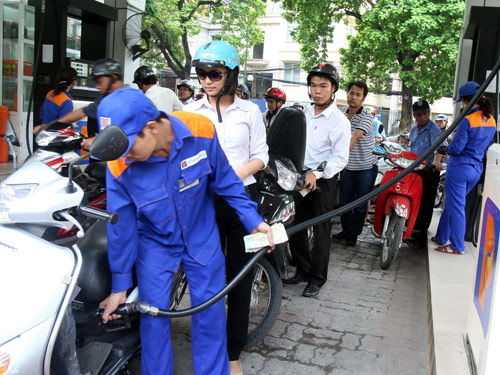 Nên giảm thuế để kiềm giá xăng