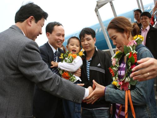 Chuyến bay đầu tiên của Vietnam Airlines đã hạ cánh an toàn xuống đường băng sân bay Thọ Xuân