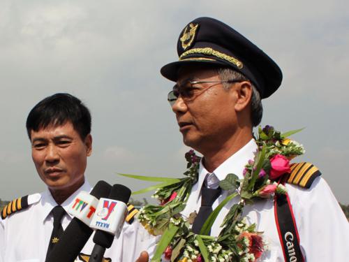 Cơ trưởng Nguyễn Hồng Côn (quê Thanh Hóa) xúc động khi được là người đầu tiên điều khiển máy bay đáp xuống sân bay quê nhà