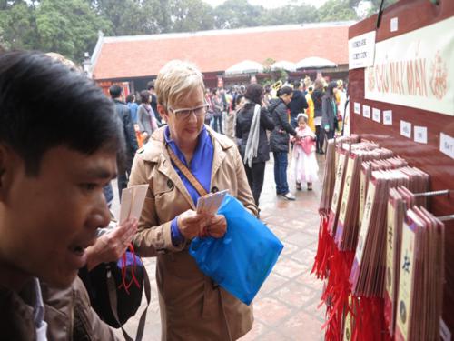 Các vị khách nước ngoài tỏ ra khá hào hứng với những nét văn hóa cổ truyền của VN