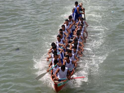 Đua thuyền truyền thống trên sông Cà Ty có từ hàng trăm năm qua !
