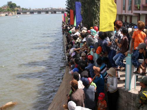Hàng nghìn người dân và du khách đứng hai bên bờ Cà Ty cổ vũ cho các đội đua thuyền truyền thống của TP.Phan Thiết Xuân Quý Tỵ
