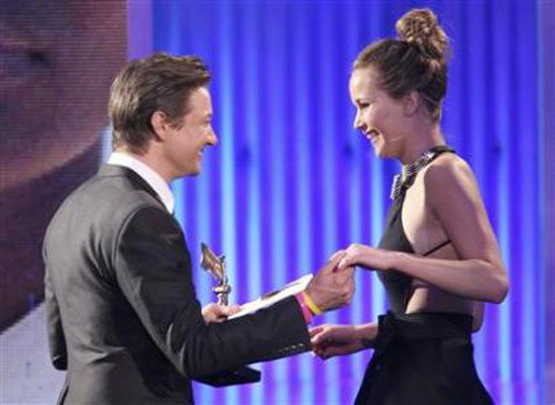 Nam diễn viên Jeremy Renner trao giải và chúc mừng Jennifer Lawrence