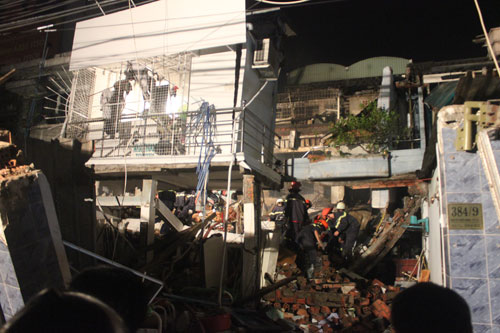 Nổ lớn gây sập 3 căn nhà trong khu dân cư, nhiều người bị thương 6