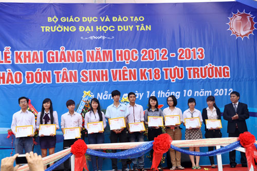 TS. Võ Thanh Hải - Phó Hiệu trưởng Đại học Duy Tân trao học bổng cho các Thủ khoa Đầu vào 2012