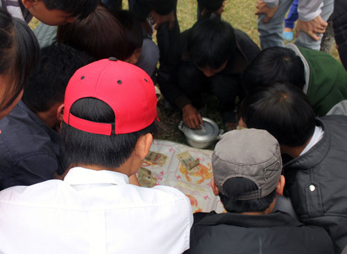 Đánh nhau để … cầu mau ở chợ Chuộng 13