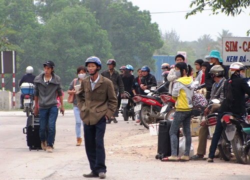 Chầu chực đón xe vào Nam 5
