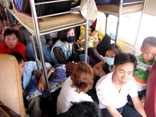 Phát hiện xe “nêm” chật cứng người 2