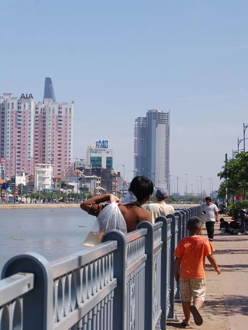 Sôi động người thả, kẻ bắt cá chép