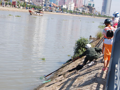 Sôi động người thả, kẻ bắt cá chép