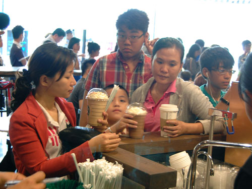 “Rồng rắn” xếp hàng mua cà phê
