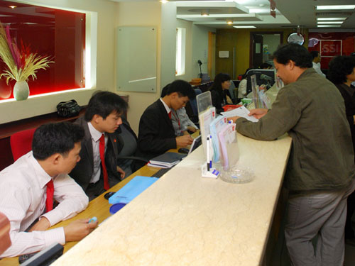 Lượng cầu bắt đáy tăng, hai sàn trở lại sắc xanh