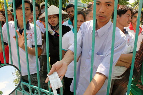 Công nhân “bao vây” công ty đòi tiền tết