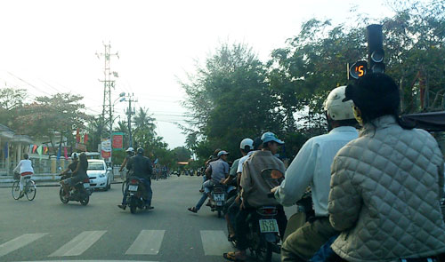 Nghênh ngang giữa phố Hội