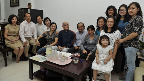 Đại gia đình bác sĩ Nguyễn Hải Nam (thứ sáu từ trái qua)