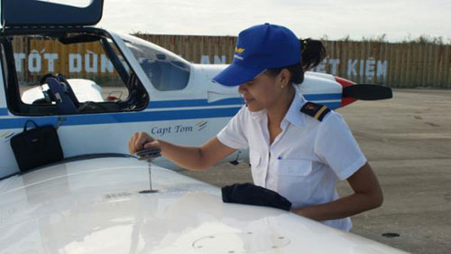 Học viên phi công nữ duy nhất của lớp VFT2 Nguyễn Thị Ngọc Bích kiểm tra máy bay trước giờ thực hành bay