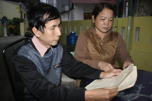 Vợ chồng ông Trần Thiện Phụng xem lại những bức thư một thời họ gửi cho nhau từ nhà tù Trung Quốc