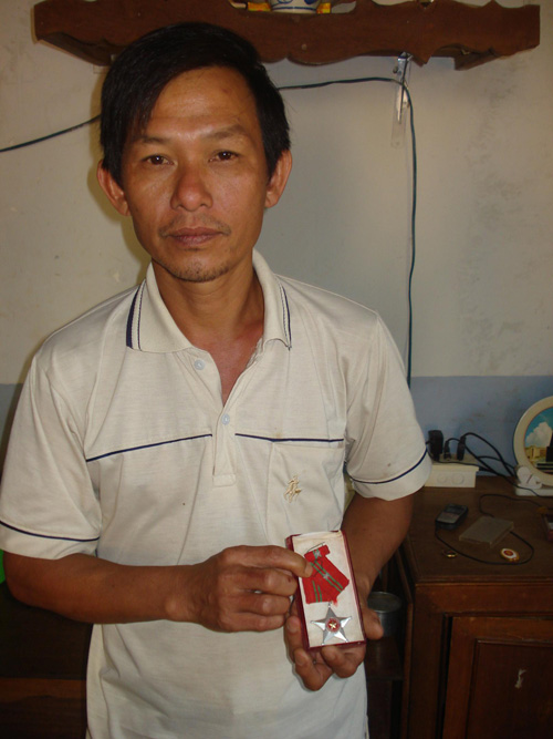 Anh Trương Văn Hiền với tấm Huân chương Chiến công hạng ba ghi nhận đóng góp của người chiến sĩ trong trận chiến đảo Gạc Ma
