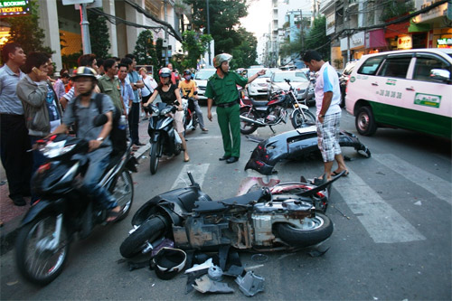 Ô tô 7 chỗ gây tai nạn liên hoàn trên phố