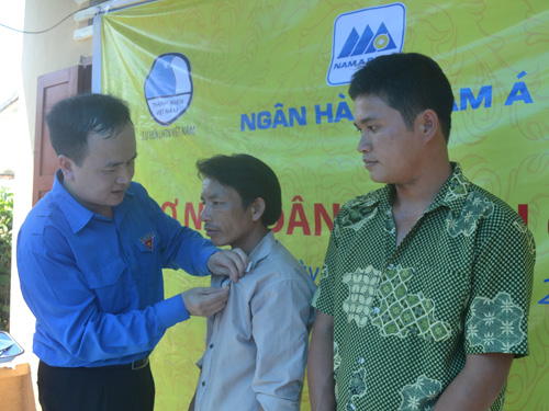 Trao huy hiệu Tuổi trẻ dũng cảm cho ngư dân bị Trung Quốc bắn cháy