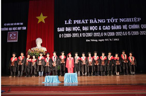 PGS. TS. Lê Đức Toàn, Trưởng khoa Sau Đại học phát Bằng tốt nghiệp cho các Tân Thạc sĩ (2012)