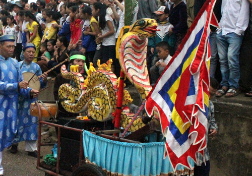Rắn vàng, biểu tượng của năm Quý Tỵ được rước đi đầu