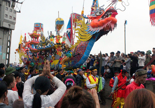 Thuyền Long Châu, biểu tượng và là linh vật của lễ hội