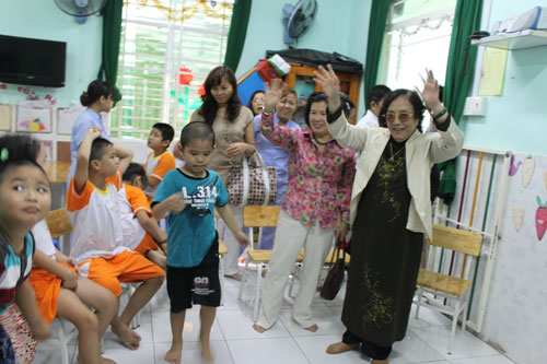 Bà Nguyễn Thị Bình đến thăm Trường Giáo dục chuyên biệt Khai Trí 