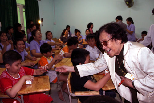 Bà Nguyễn Thị Bình đến thăm Trường Giáo dục chuyên biệt Khai Trí 