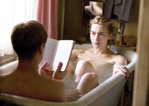 Kate Winslet (Hanna Schmitz) và David Kross (Michael) trong phim The reader