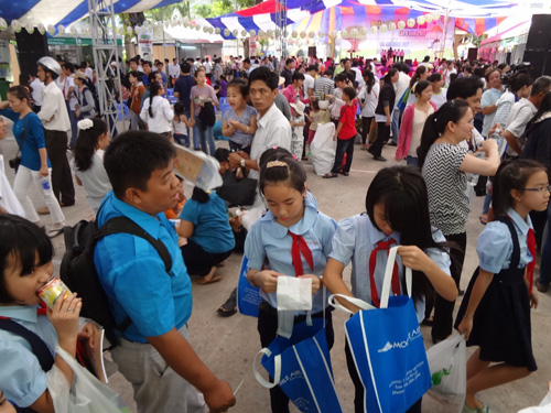 Đông đảo học sinh, sinh viên và người dân thành phố đến tham dự Ngày hội tái chế chất thải TP.HCM vào sáng nay