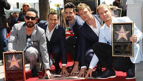 Ban nhạc Backstreet Boys từ trái sang: A.J. McLean, Howie Dorough, Kevin Richardson, Nick Carter và Brian Littrel