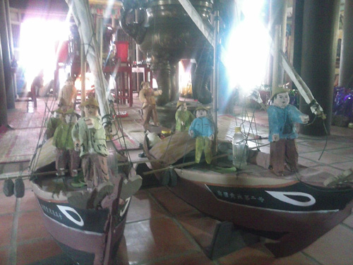 Những chiếc thuyền nan tượng trưng thả trong lễ thả thuyền thế lính Hoàng Sa trên biển 2