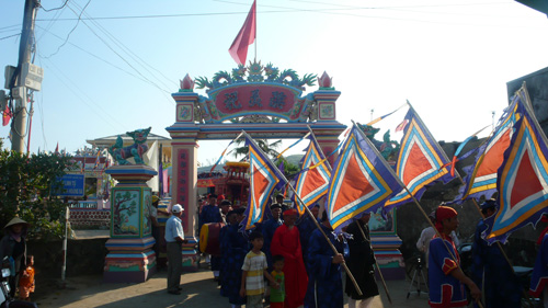 Lễ rước linh vị các hùng binh Hoàng Sa từ m Linh Tự về nhập điện tại đình làng An Vĩnh 2