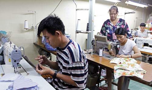 Lao động khuyết tật tại xưởng sản xuất Cơ sở Thiện Tâm