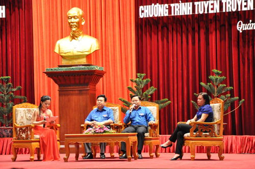 Anh Nguyễn Anh Tuấn- chánh văn phòng trung ương Đoàn, anh Hoàng Bá Nam bí thư tỉnh Đoàn cùng chị Nguyễn Thị Cảnh giao lưu với thanh niên Quảng Ninh