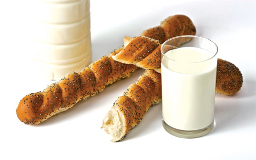 Sữa, bánh mì cung cấp nhiều kali - Ảnh: Shutterstock