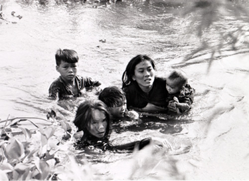 Bà mẹ cùng các con ở Quy Nhơn (Bình Định) vượt sông để tránh bom của máy bay Mỹ. Bức ảnh đoạt giải thưởng Pulitzer năm 1966
