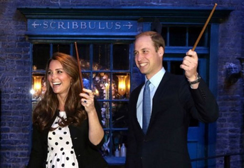 Hoàng tử William cùng công nương Kate đang mang bầu 6 tháng thích thú sử dụng đũa phép trong phim Harry Potter