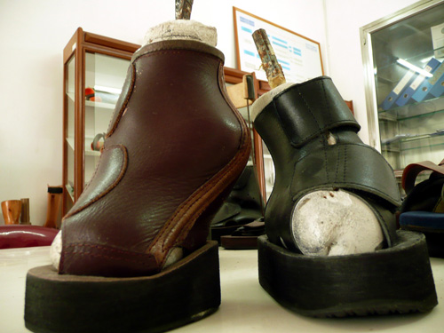 Hai trong số mẫu giày khó nhất: bàn chân bị lật vẹo, biến dạng
