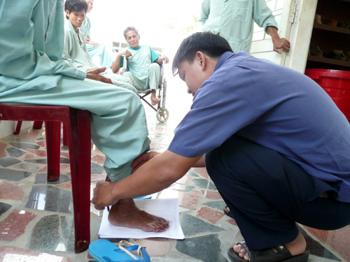 Anh Tâm đang lấy mẫu chân để đóng giày