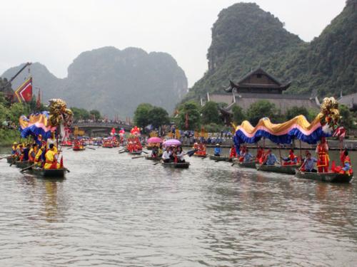 Đoàn lễ hội gồm 900 thuyền tưng bừng rời bến Tràng An vào Đền Trần