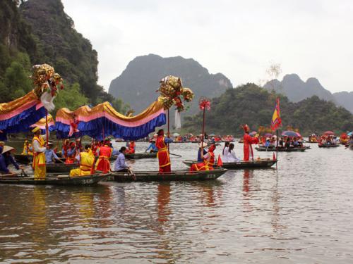 Lễ tế thủy thần xin nước thiêng ở bến Cây Bàng