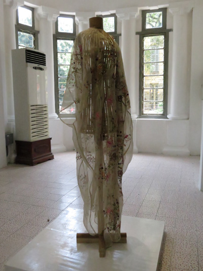 Các mẫu trang phục trong suốt do các phụ nữ Philipines dệt và thêu từ loại sợi trong mờ chiết xuất từ lá cây và quả truyền thống của Philipines trong xưởng của nhà thiết kế Patit Tesoro