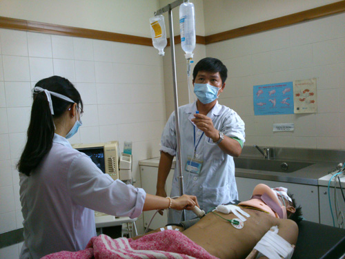 Nạn nhân Phạm Văn Đức đang được các bác sĩ tại khoa Cấp cứu Bệnh viện TƯ Huế tích cực điều trị