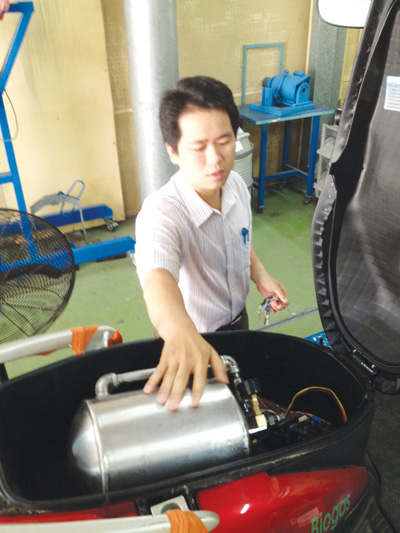 Tiến sĩ Nguyễn Ngọc Dũng bên chiếc xe máy có gắn hệ thống bình gas